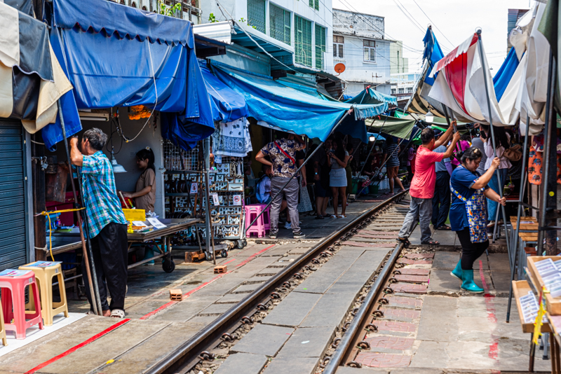 L'arrivé du train à Maeklong (REP127_90004)