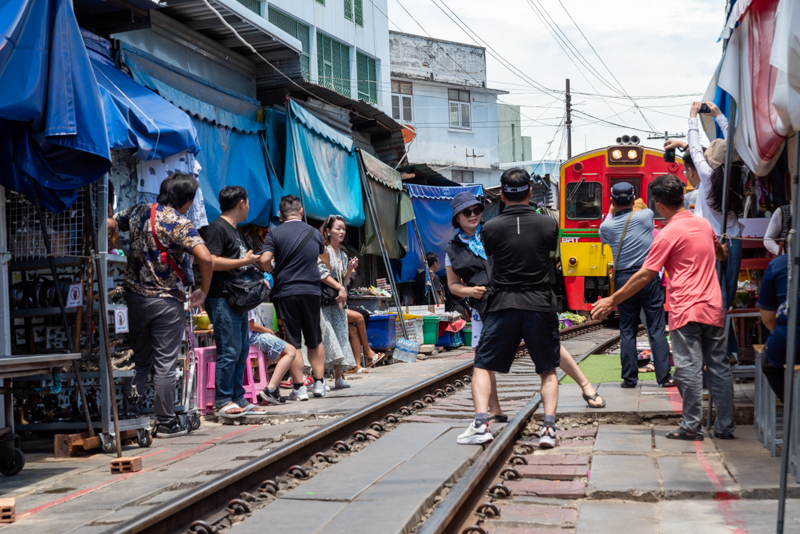 L'arrivé du train à Maeklong (REP127_90006)