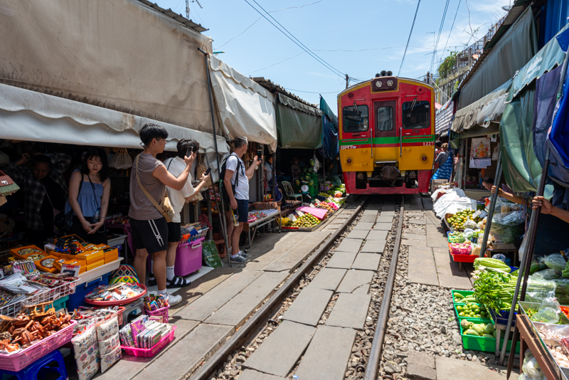 L'arrivé du train à Maeklong (REP127_90289)