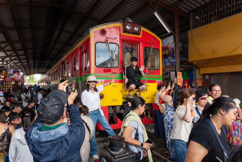 Train au départ de Maeklong (REP127_90185)