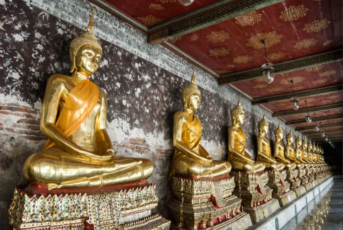 Bouddhas allignés au Wat Suthat Thepwararam-Bangkok (REP016_B9968)