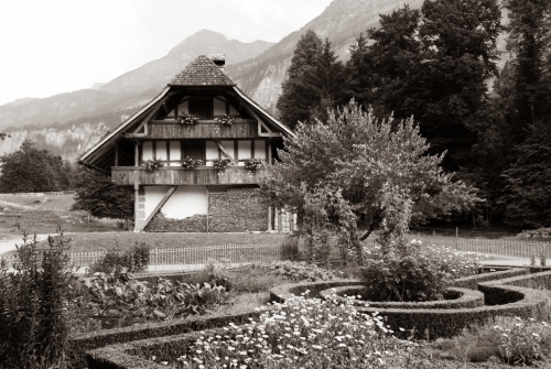 Chalet traditionnel Suisse (REP008_18198)