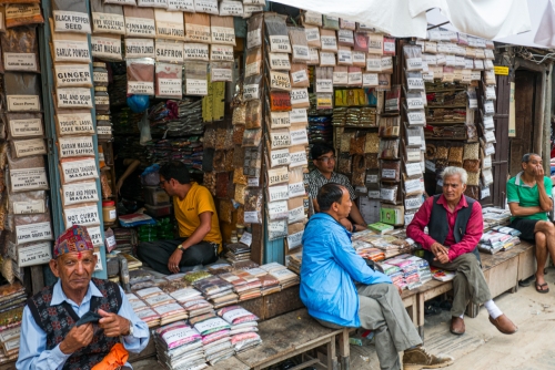 Commerce d'épices autour des temples Katmandou (REP080_5503