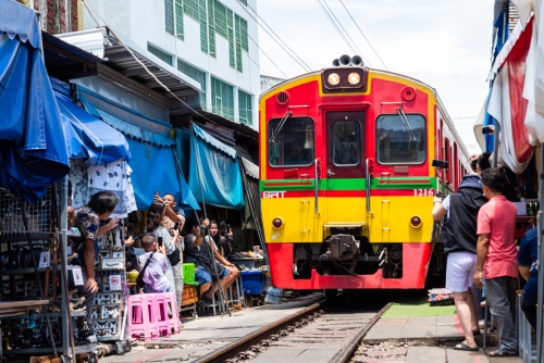 L'arrivé du train à Maeklong (REP127_90019)