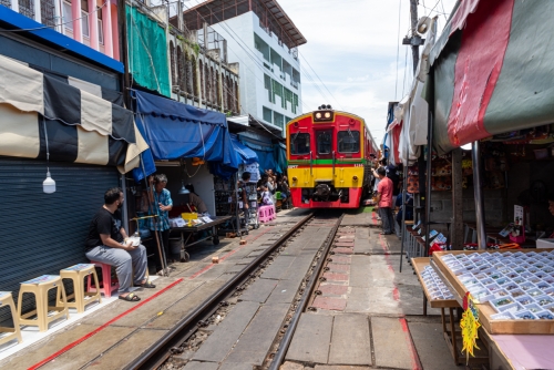 L'arrivé du train à Maeklong (REP127_90020)