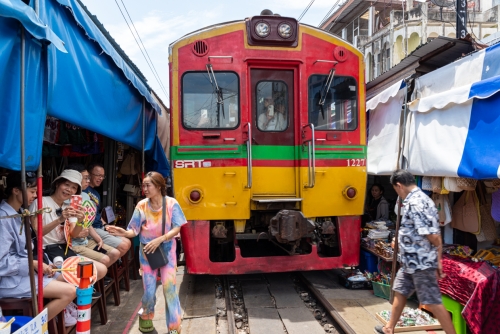 L'arrivé du train à Maeklong (REP127_90028)