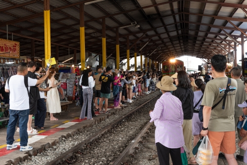 L'arrivé du train à Maeklong (REP127_90140)