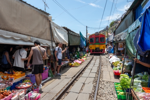 L'arrivé du train à Maeklong (REP127_90286)