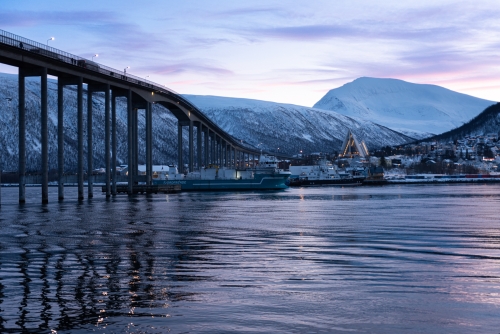 Le port et la cathédrale arctique de Tromso (REP099_82996)