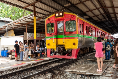 Le train de Maeklong (REP127_90149)