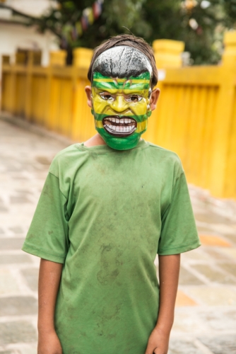 Portrait d'enfant au masque Katmandou (REP080_53240)