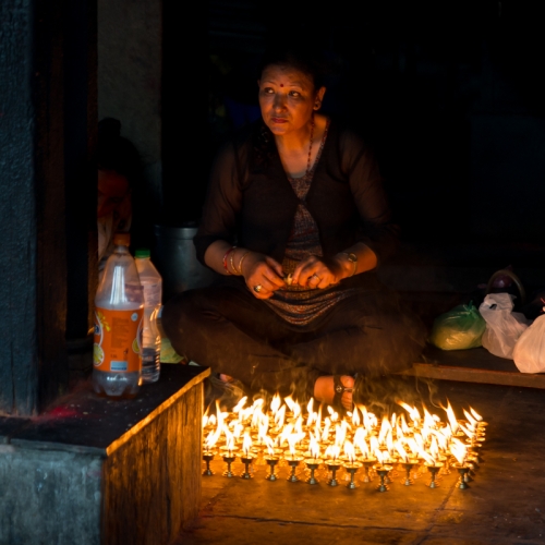 Prière au temple Swayambhunath Katmandou (REP080_52098)