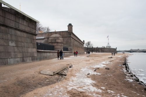 Promenade le long de la forteresse Pierre et Paul-Saint Petersbourg (REP044_74547