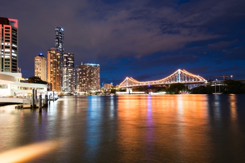 Story Bridge depuis le long du fleuve Brisbane (REP071_43849)