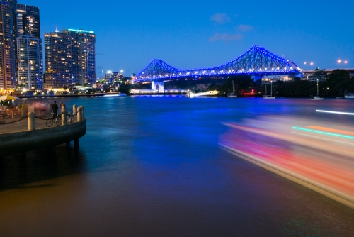 Story Bridge depuis le long du fleuve Brisbane (REP071_49353)