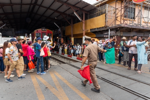 Train au départ de Maeklong (REP127_90208)