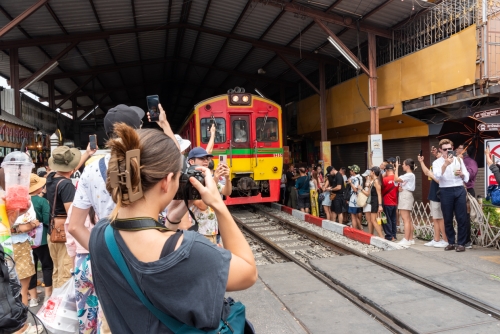 Train au départ de Maeklong (REP127_90209)