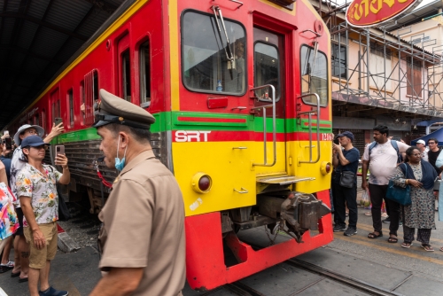 Train au départ de Maeklong (REP127_90216)