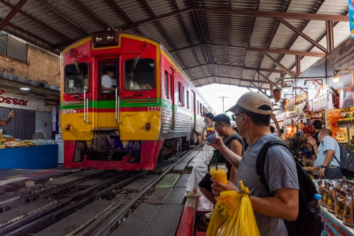 Train en gare de Maeklong (REP127_90219)