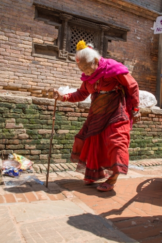 Une passante Bhaktapur (REP079-53582)